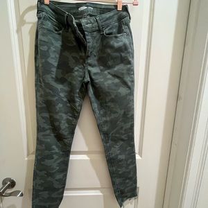 Old Navy, stretchy Camo pants in a size 6.